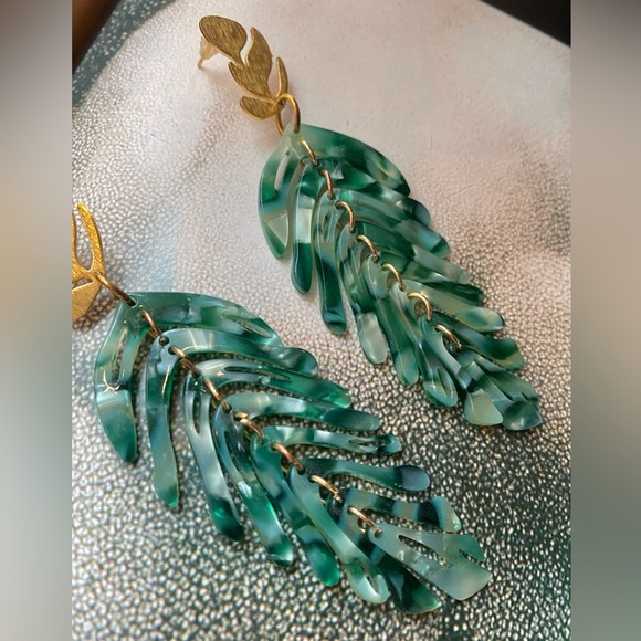SOLD | Long lightweight tortoise shell leaf pattern earrings - Picture 2 of 4